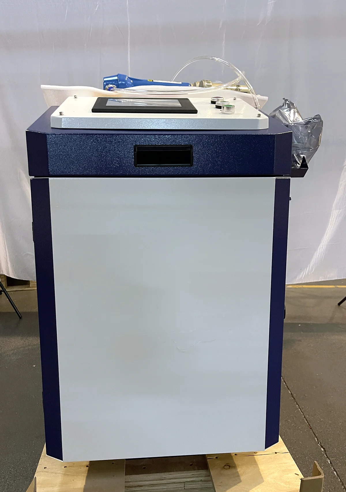 Laserhi handheld laser cleaning machine, front view of the cabinet with touch panel and handheld gun stowed on top