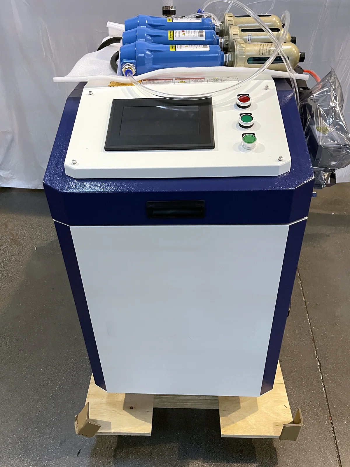 Top control panel of the Laserhi laser cleaning machine with touchscreen, emergency stop and two start buttons